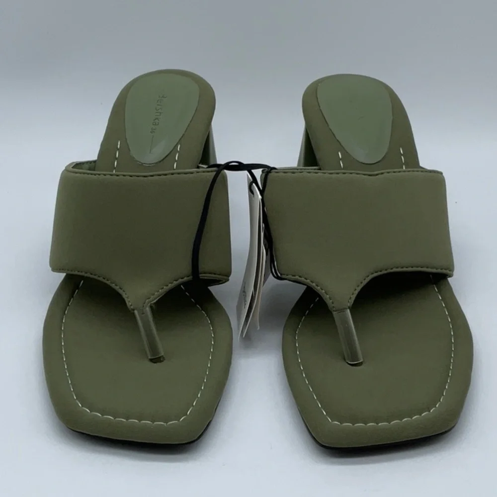 Bershka heeled toe post sandal in khaki - Picture 3 of 9